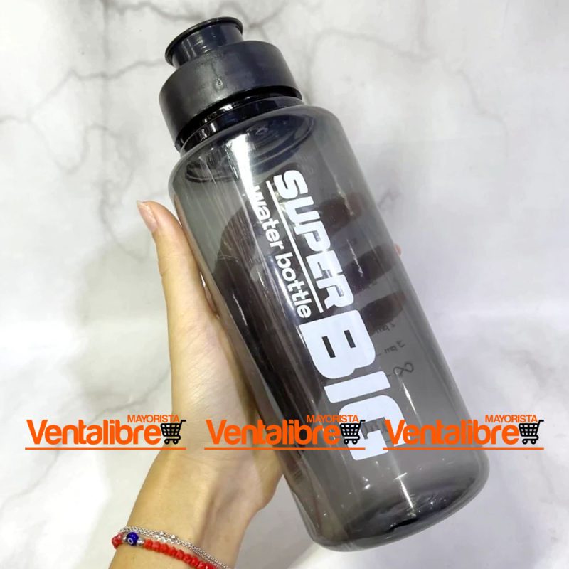 BOTELLA DEPORTIVA CON AGARRE X 1100 ML. NEGRA ESTAMPADA