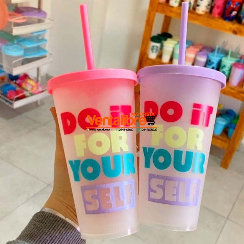 VASO ALTO ESTAMPADO CON TAPA Y SORBETE