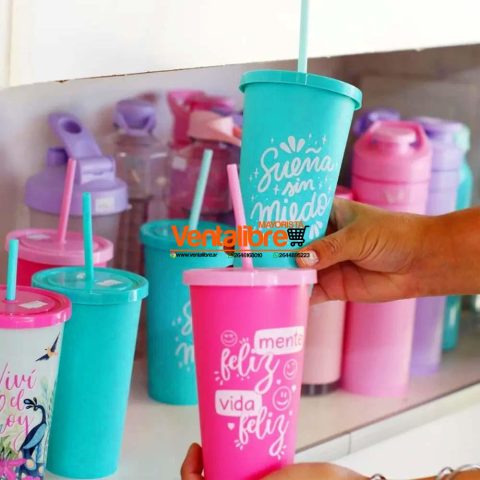 VASOS COLORES ESTAMPADOS CON TAPA Y SORBETE 500 CC.