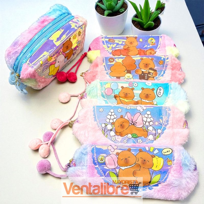 CARTUCHERA NECESER PELUCHE Y POMPÓN ESTAMPA CAPIBARA