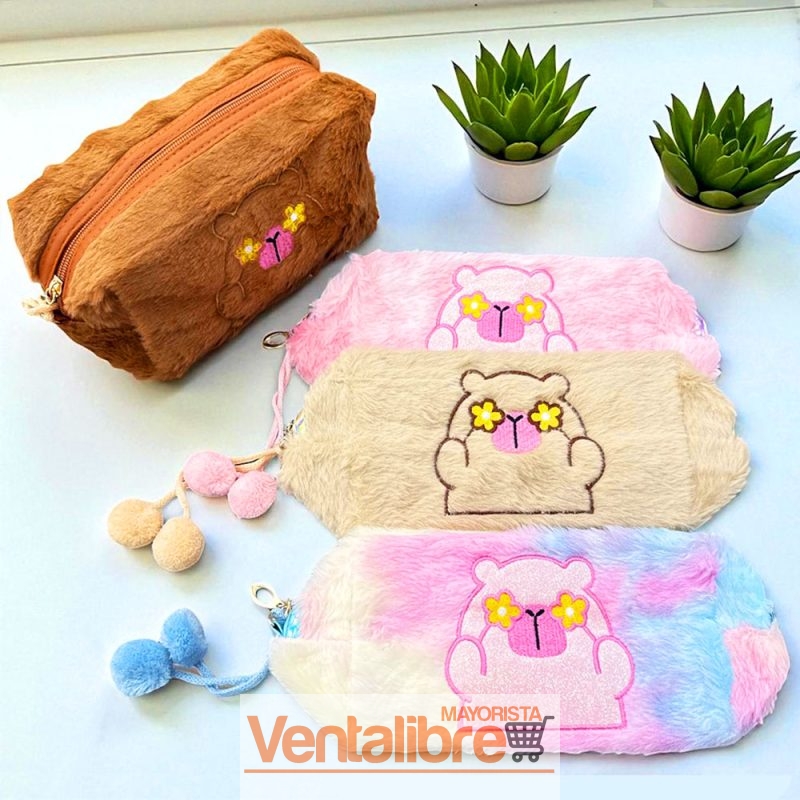 CARTUCHERA NECESER PELUCHE Y POMPÓN ESTAMPA CAPIBARA