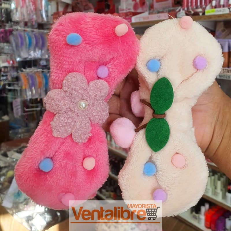 VINCHA ELÁSTICA PELUCHE CON PERLITAS Y APLIQUES VARIOS