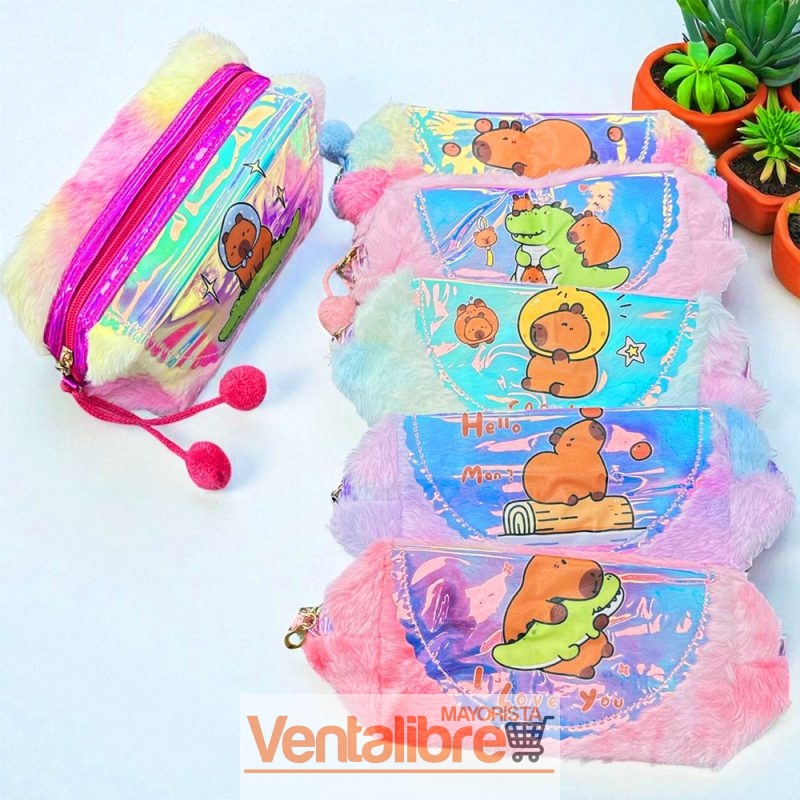 CARTUCHERA NECESER PELUCHE Y POMPÓN ESTAMPA CAPIBARA