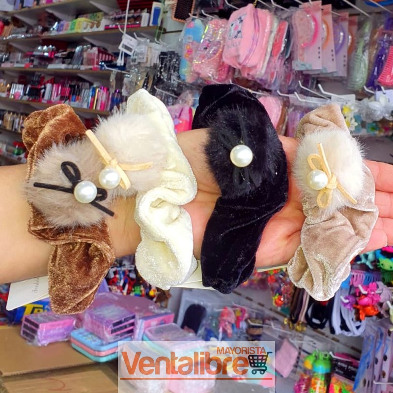 SCRUNCHIE PELUCHE CON MOÑO VARIEDAD DE COLORES