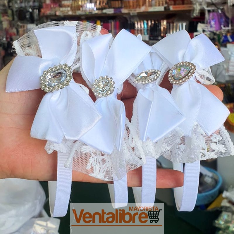 VINCHA DECORADA CON CINTA BLANCA MOÑO ENCAJE Y ADORNO