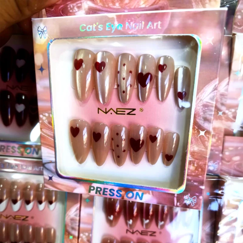 PRESS ON ALMENDRA OJO DE GATO CON DISEÑO CORAZÓN