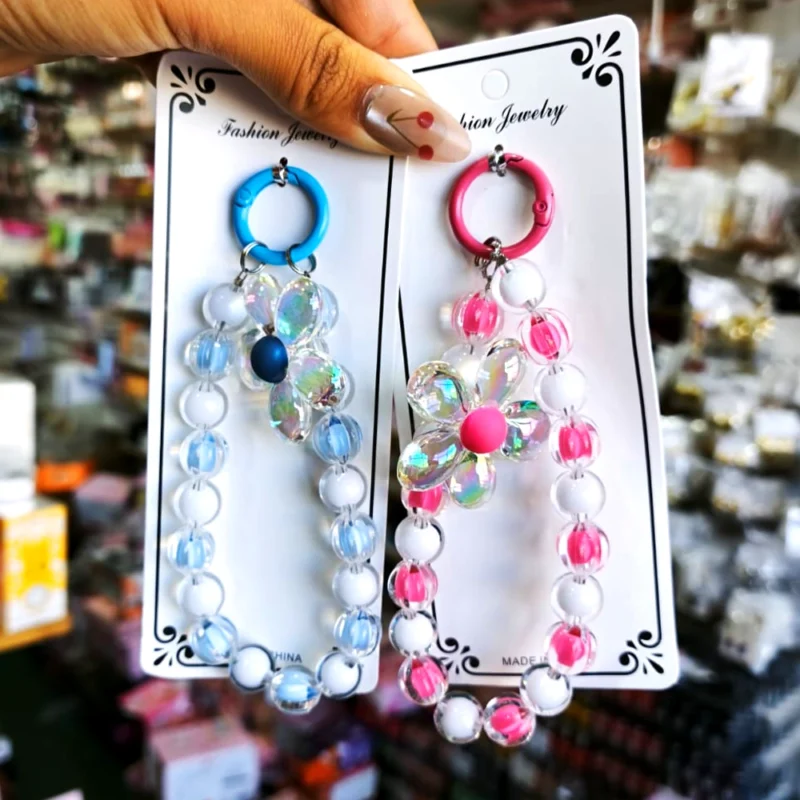 LLAVERO PARA CELULAR CON CORREA DE PERLAS Y DIJE FLOR