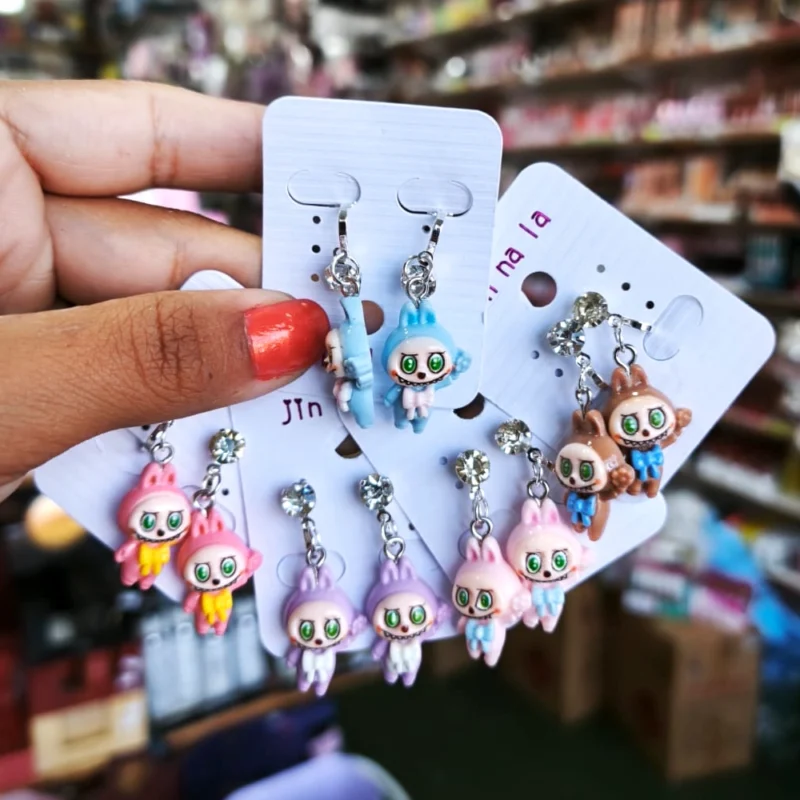 BLISTER DE ARITOS FANTASÍA CON PERSONAJES Y STRASS