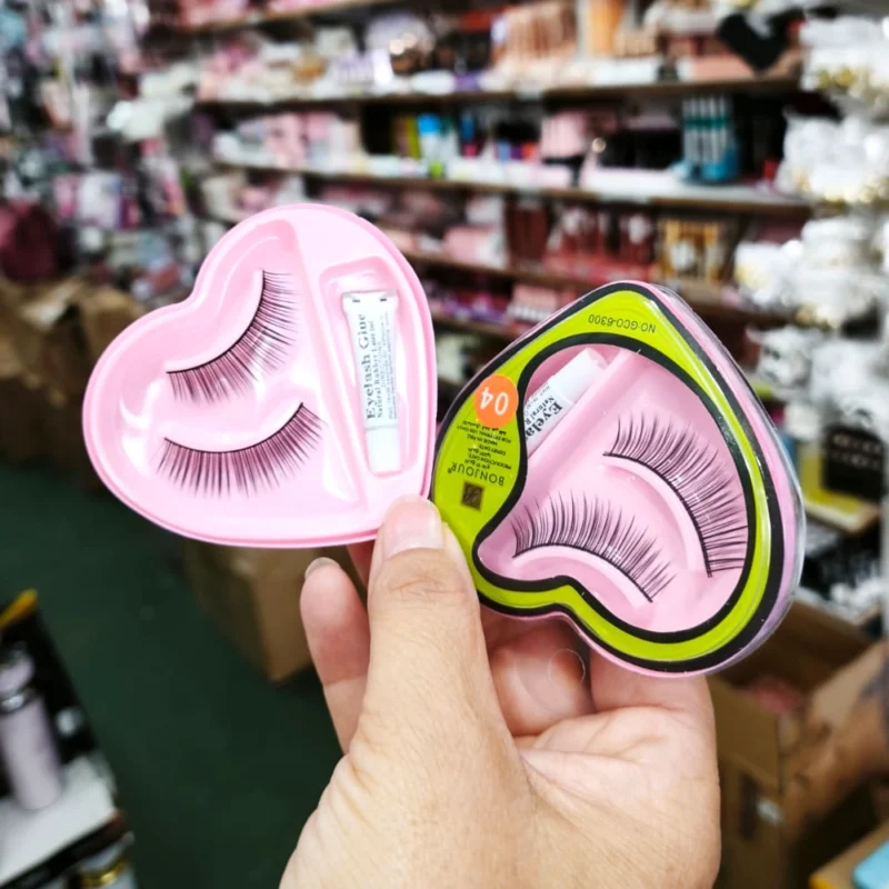 BLÍSTER CORAZÓN CON PESTAÑAS POSTIZAS & PEGAMENTO